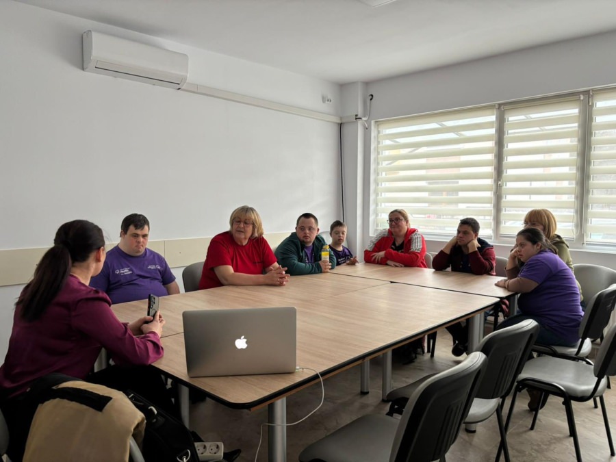 Beneficiarii Centrului de Zi „Luchian” din Baia Mare au avut parte de o lecție dedicată unui stil de viață sănătos, în cadrul programului SOFIT