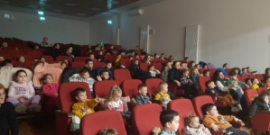 Teatrul de Păpuși „Spiriduș” din Satu Mare a ajuns și la preșcolarii din comuna Fărcașa