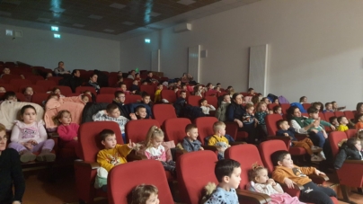 Teatrul de Păpuși „Spiriduș” din Satu Mare a ajuns și la preșcolarii din comuna Fărcașa