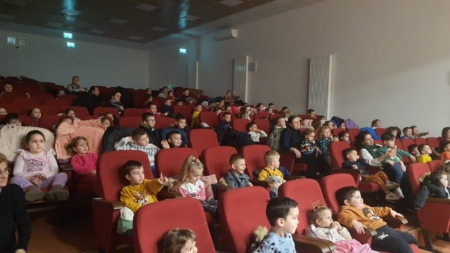 Teatrul de Păpuși „Spiriduș” din Satu Mare a ajuns și la preșcolarii din comuna Fărcașa