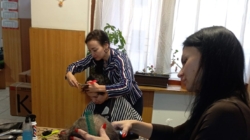 Un grup de stiliști i-a coafat pe beneficiarii Centrului de zi pentru persoane adulte cu dizabilități Bujorului din Baia Mare