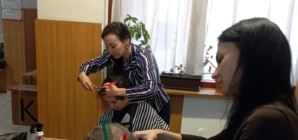 Un grup de stiliști i-a coafat pe beneficiarii Centrului de zi pentru persoane adulte cu dizabilități Bujorului din Baia Mare