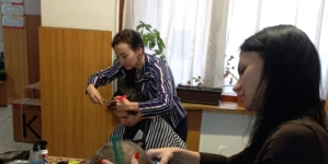 Un grup de stiliști i-a coafat pe beneficiarii Centrului de zi pentru persoane adulte cu dizabilități Bujorului din Baia Mare