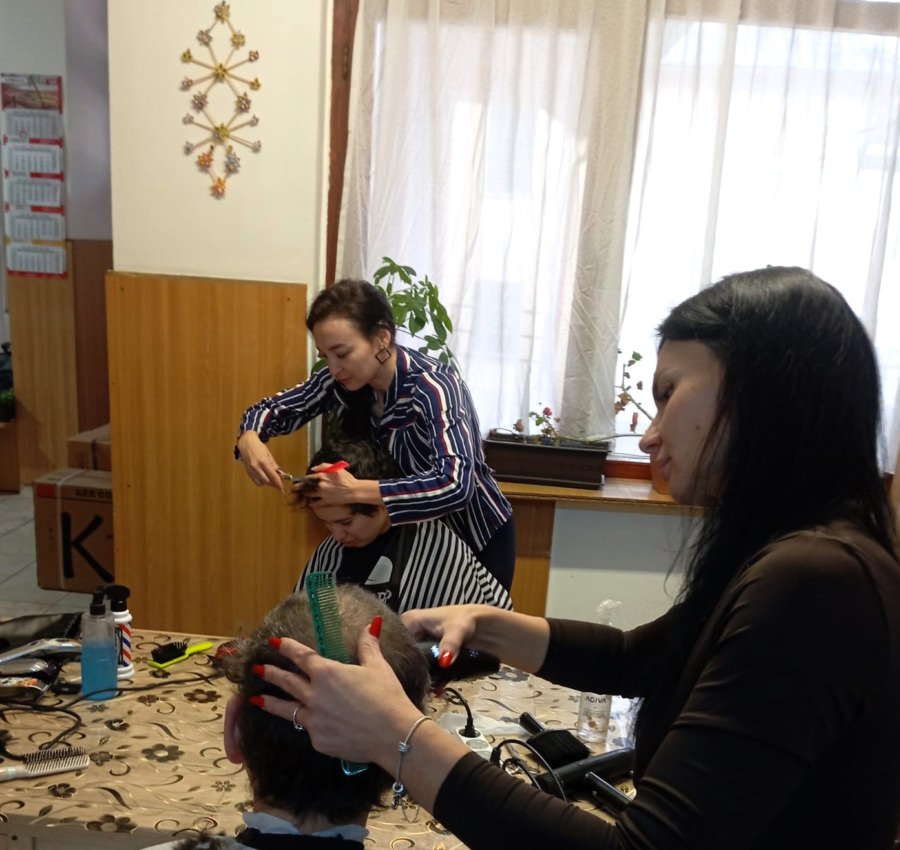 Un grup de stiliști i-a coafat pe beneficiarii Centrului de zi pentru persoane adulte cu dizabilități Bujorului din Baia Mare