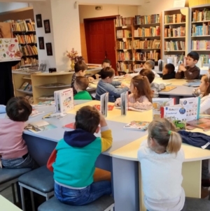 „Cititul ne aduce împreună”: activitățile educative dedicate lecturii au reunit grupuri de elevi și preșcolari la Biblioteca Județeană