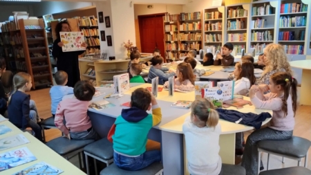 „Cititul ne aduce împreună”: activitățile educative dedicate lecturii au reunit grupuri de elevi și preșcolari la Biblioteca Județeană