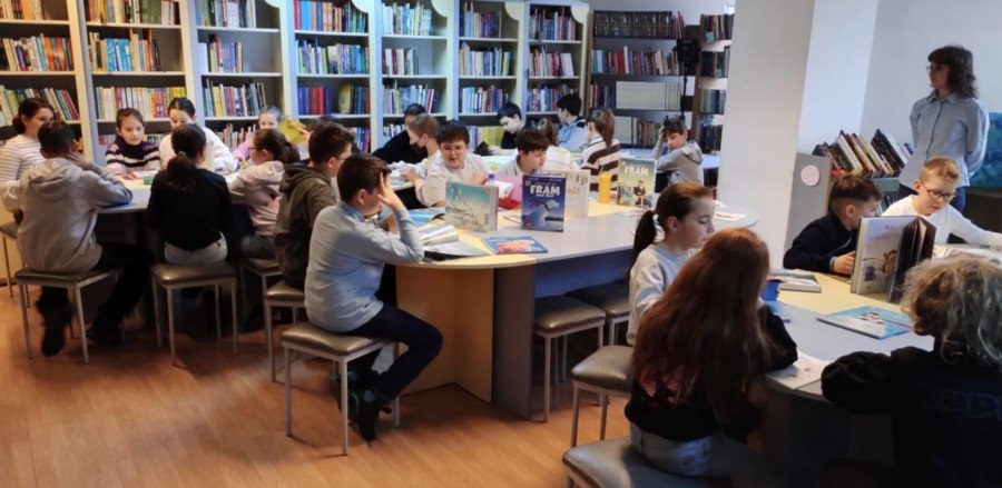 Ziua Mondială fără Telefon Mobil, marcată de elevii băimăreni la Biblioteca Județeană