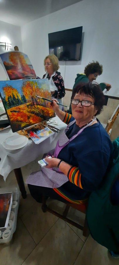 „Dialog cu florile” – expoziție de pictură semnată de artista Lidia Buleandra, vernisată la Centrul Cultural Pastoral din Sighetu Marmației