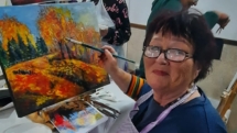 „Dialog cu florile” – expoziție de pictură semnată de artista Lidia Buleandra, vernisată la Centrul Cultural Pastoral din Sighetu Marmației