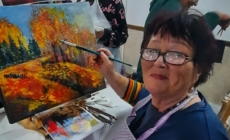 „Dialog cu florile” – expoziție de pictură semnată de artista Lidia Buleandra, vernisată la Centrului Cultural Pastoral din Sighetu Marmației