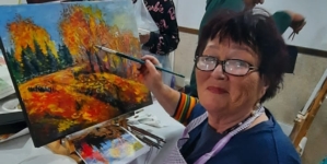 „Dialog cu florile” – expoziție de pictură semnată de artista Lidia Buleandra, vernisată la Centrul Cultural Pastoral din Sighetu Marmației