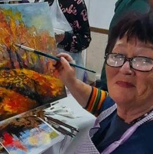 „Dialog cu florile” – expoziție de pictură semnată de artista Lidia Buleandra, vernisată la Centrul Cultural Pastoral din Sighetu Marmației