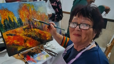 „Dialog cu florile” – expoziție de pictură semnată de artista Lidia Buleandra, vernisată la Centrul Cultural Pastoral din Sighetu Marmației