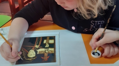 În Postul Paștelui: Atelier săptămânal de pictură a icoanelor la Biblioteca Orășenească Vișeu de Sus