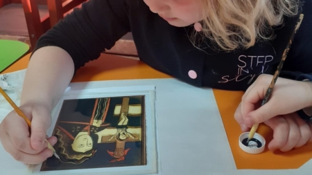 În Postul Paștelui: Atelier săptămânal de pictură a icoanelor la Biblioteca Orășenească Vișeu de Sus