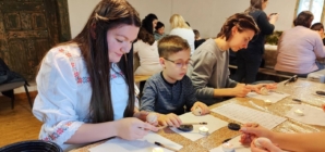 „Meșteșuguri din bătrâni – atelier de încondeiat ouă” la Muzeul Satului din Baia Mare