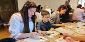 „Meșteșuguri din bătrâni – atelier de încondeiat ouă” la Muzeul Satului din Baia Mare