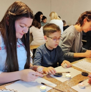 „Meșteșuguri din bătrâni – atelier de încondeiat ouă” la Muzeul Satului din Baia Mare