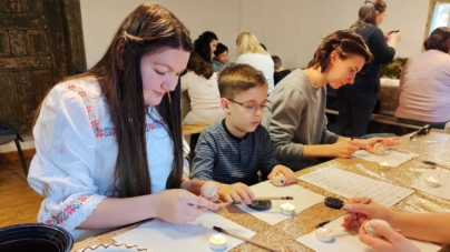 „Meșteșuguri din bătrâni – atelier de încondeiat ouă” la Muzeul Satului din Baia Mare
