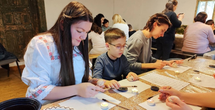 „Meșteșuguri din bătrâni – atelier de încondeiat ouă” la Muzeul Satului din Baia Mare