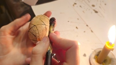 Atelier de încondeiat ouă pentru începători la Muzeul Județean de Istorie și Arheologie Maramureș