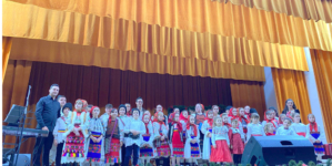 „O singură iubire-i mare, MAMA!”: Spectacol dedicat tuturor mamelor la Târgu Lăpuș