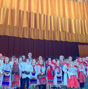 „O singură iubire-i mare, MAMA!”: Spectacol dedicat tuturor mamelor la Târgu Lăpuș