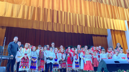 „O singură iubire-i mare, MAMA!”: Spectacol dedicat tuturor mamelor la Târgu Lăpuș