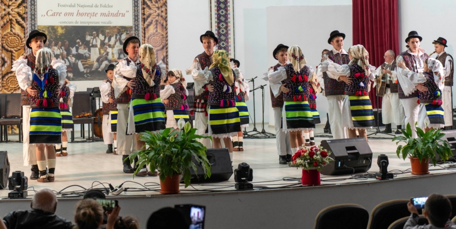 În Dragomirești: Cursuri de inițiere în arta dansului și a cântecului popular tradițional