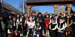 PS Părinte Timotei Sătmăreanul, în mijlocul credincioșilor din Glod