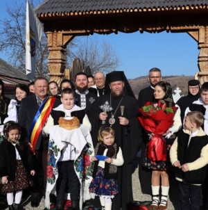 PS Părinte Timotei Sătmăreanul, în mijlocul credincioșilor din Glod