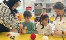 Meșterii populari Călina Mârzac și Reghina Cosma au împărtășit tradiția mărțișoarelor cu preșcolarii Gradiniței cu Program Prelungit Târgu Lăpuș