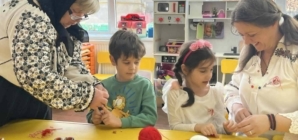 Meșterii populari Călina Mârzac și Reghina Cosma au împărtășit tradiția mărțișoarelor cu preșcolarii Gradiniței cu Program Prelungit Târgu Lăpuș