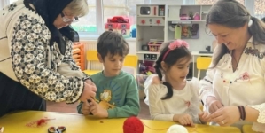 Meșterii populari Călina Mârzac și Reghina Cosma au împărtășit tradiția mărțișoarelor cu preșcolarii Gradiniței cu Program Prelungit Târgu Lăpuș