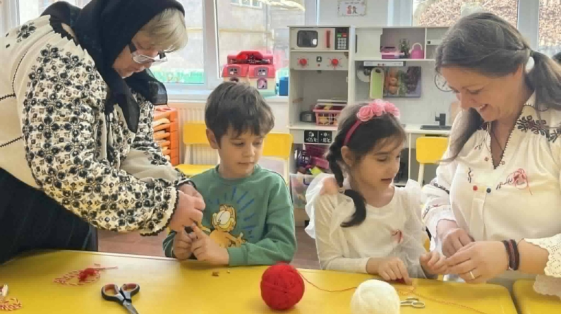 Meșterii populari Călina Mârzac și Reghina Cosma au împărtășit tradiția mărțișoarelor cu preșcolarii Gradiniței cu Program Prelungit Târgu Lăpuș