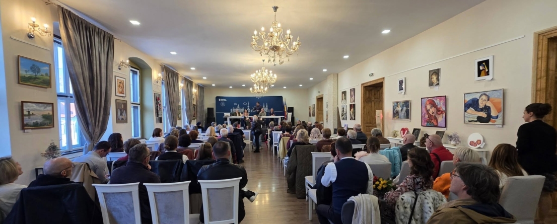 „Femeia”, celebrată prin artă: Expoziția Asociației Artiștilor Plastici „Alexandru Șainelic” a fost vernisată la Casa de Cultură din Baia Sprie