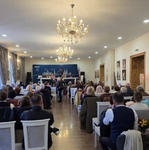 „Femeia”, celebrată prin artă: Expoziția Asociației Artiștilor Plastici „Alexandru Șainelic” a fost vernisată la Casa de Cultură din Baia Sprie