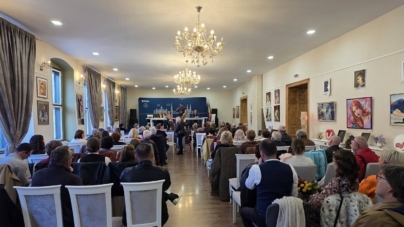 „Femeia”, celebrată prin artă: Expoziția Asociației Artiștilor Plastici „Alexandru Șainelic” a fost vernisată la Casa de Cultură din Baia Sprie