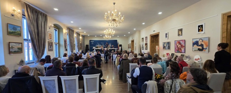 „Femeia”, celebrată prin artă: Expoziția Asociației Artiștilor Plastici „Alexandru Șainelic” a fost vernisată la Casa de Cultură din Baia Sprie