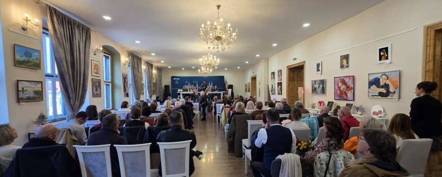 „Femeia”, celebrată prin artă: Expoziția Asociației Artiștilor Plastici „Alexandru Șainelic” a fost vernisată la Casa de Cultură din Baia Sprie