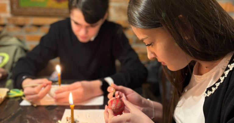 La Catedrala Episcopală Baia Mare a avut loc prima întâlnire a atelierului de încondeiat ouă