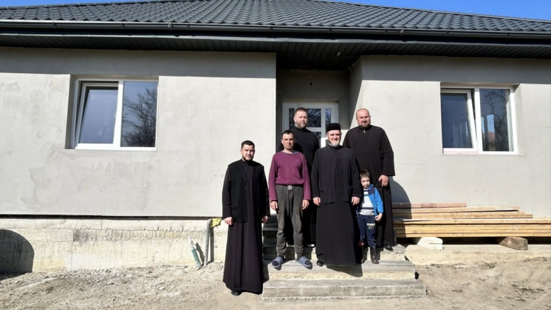 Nouă casă construită pentru o familie din Vălenii Șomcutei prin proiectul eparhial „Construiește o casă, zidește suflete”