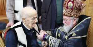 La venerabila vârstă de 100 ani, poetul-țăran Ioan Dunca a fost distins cu Ordinul „Crucea Justinian Arhiepiscopul”