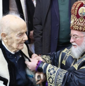 La venerabila vârstă de 100 ani, poetul-țăran Ioan Dunca a fost distins cu Ordinul „Crucea Justinian Arhiepiscopul”
