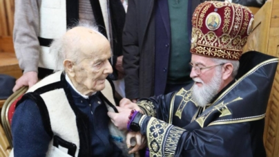 La venerabila vârstă de 100 ani, poetul-țăran Ioan Dunca a fost distins cu Ordinul „Crucea Justinian Arhiepiscopul”