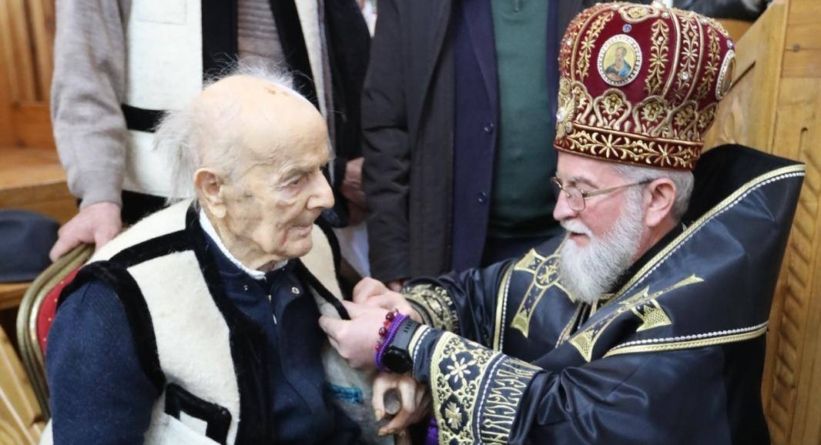La venerabila vârstă de 100 ani, poetul-țăran Ioan Dunca a fost distins cu Ordinul „Crucea Justinian Arhiepiscopul”