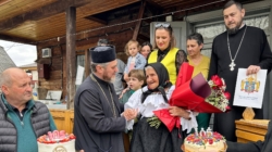 La împlinirea vârstei de 105 ani, Ileana Mihalca din Petrova a primit Medalia Omagială „Justinian Arhiepiscopul”