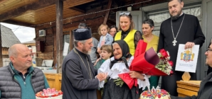 La împlinirea vârstei de 105 ani, Ileana Mihalca din Petrova a primit Medalia Omagială „Justinian Arhiepiscopul”