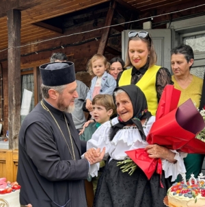 La împlinirea vârstei de 105 ani, Ileana Mihalca din Petrova a primit Medalia Omagială „Justinian Arhiepiscopul”