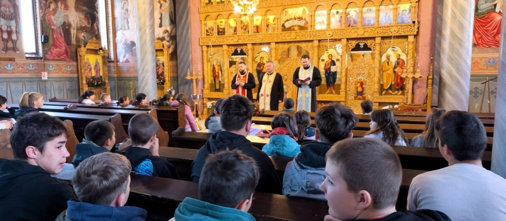 „Hristos împărtășit copiilor din Săcălășeni”: Peste 100 de elevi au fost spovediți și împărtășiți în cadrul proiectului catehetic